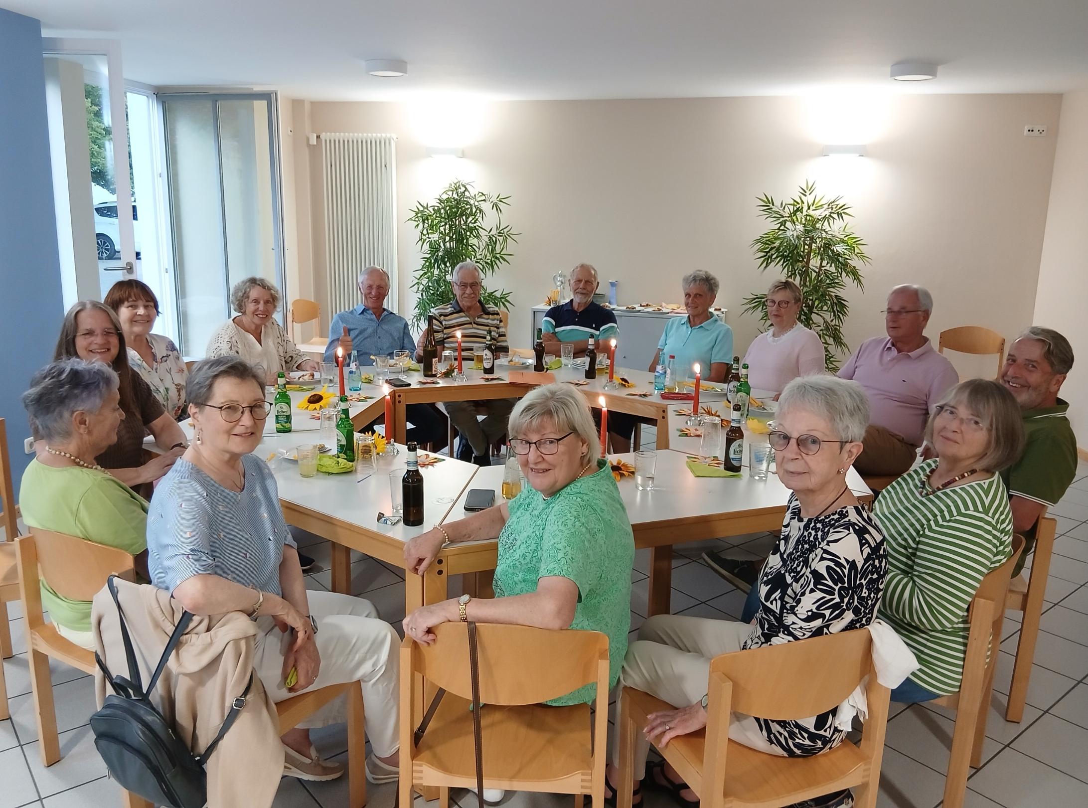 Chormitglieder am runden Tisch