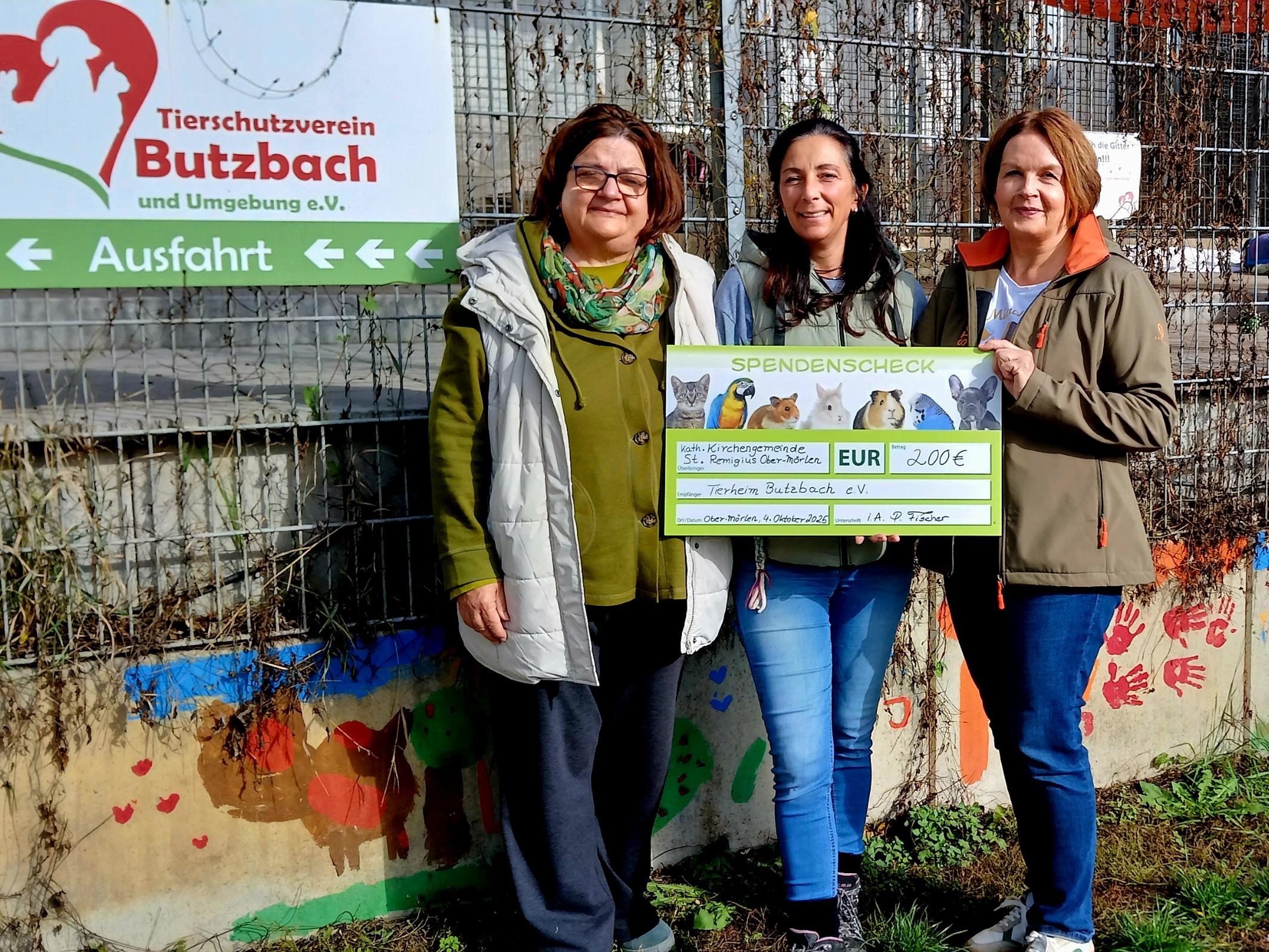 v.l. Küsterin Elke Fischer, Ariana Orsic, Pfarrsekretärin Petra Fischer