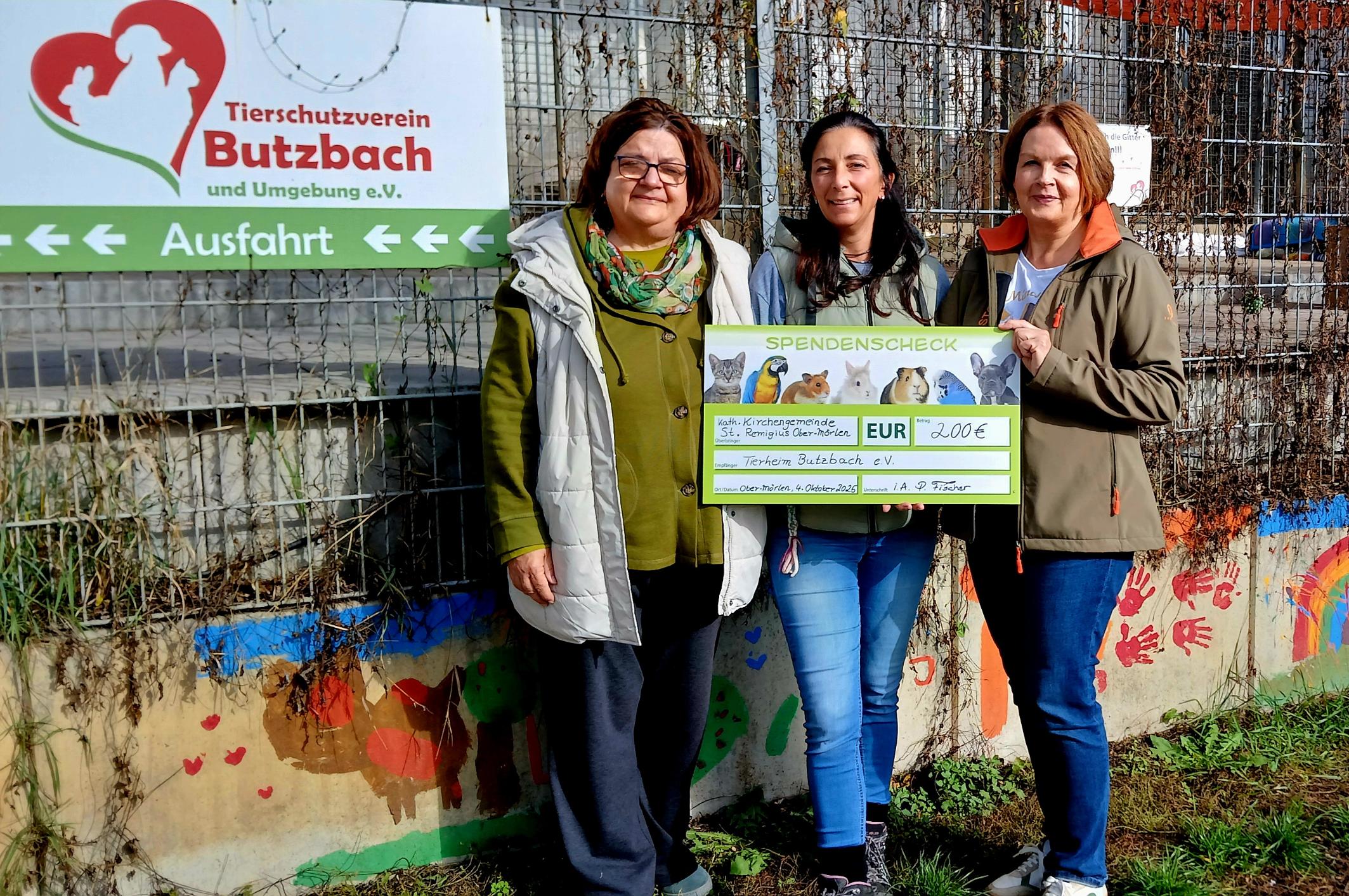 v.l. Küsterin Elke Fischer, Ariana Orsic, Pfarrsekretärin Petra Fischer