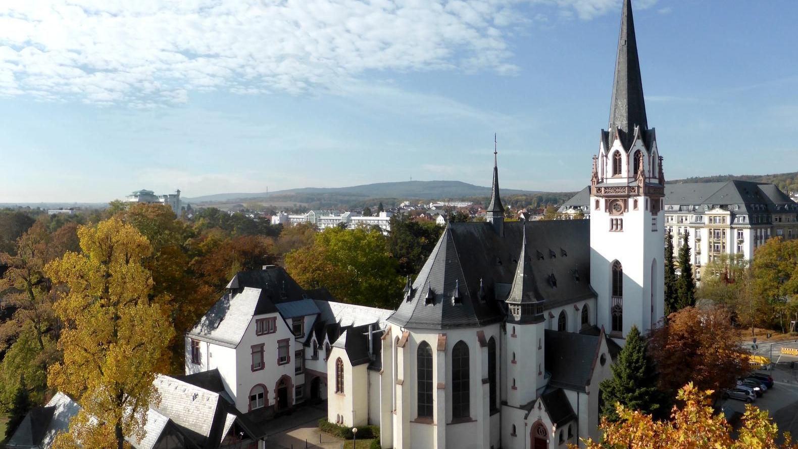Luftaufnahme der Kirche Sankt Bonifatius in Bad Nauheim.