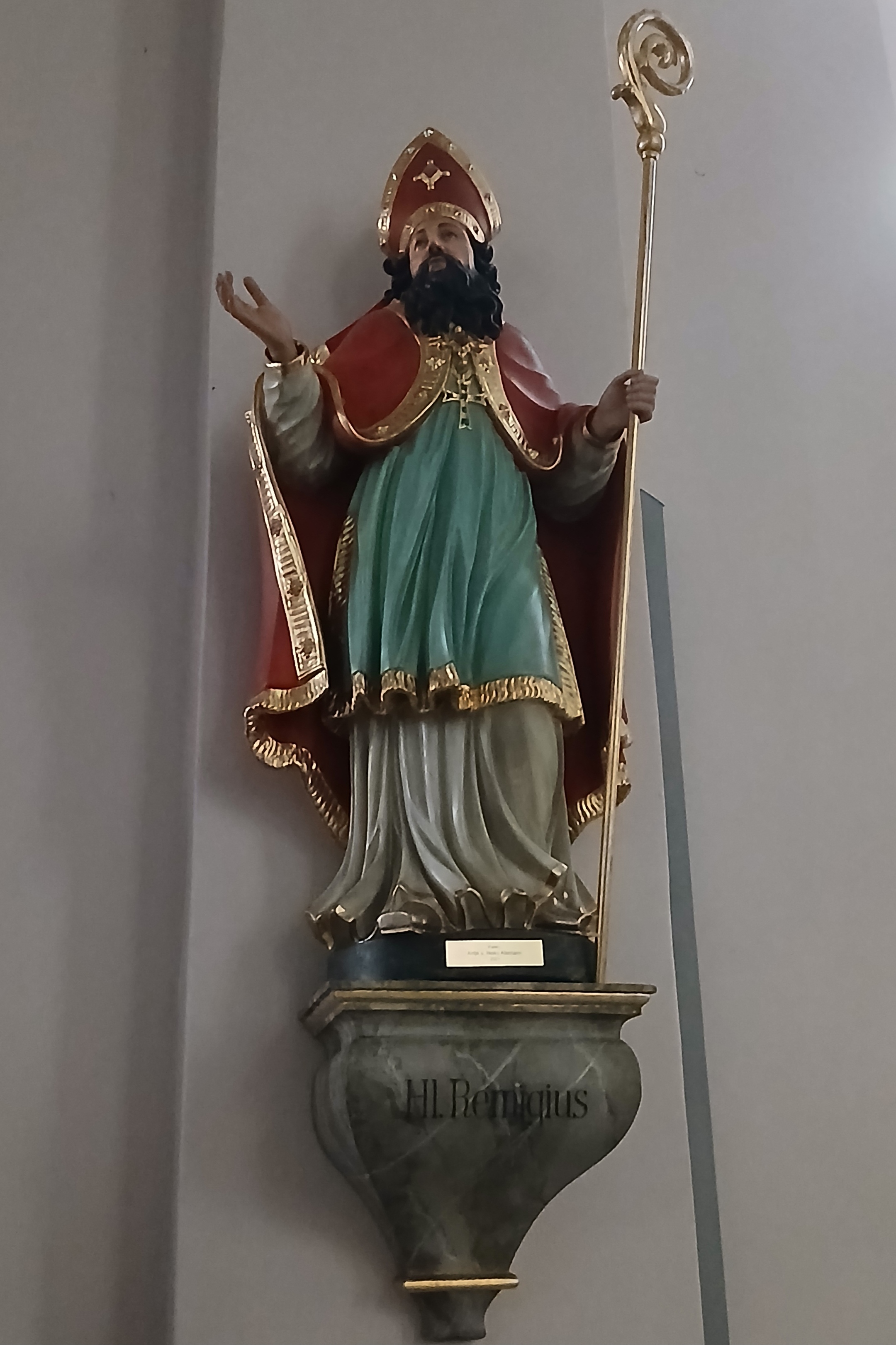 Statue des heiligen Remigius in der Pfarrkirche Ober-Mörlen