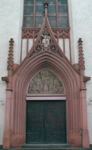 Hauptportal der Kirche Sankt Bonifatius in Bad Nauheim.
