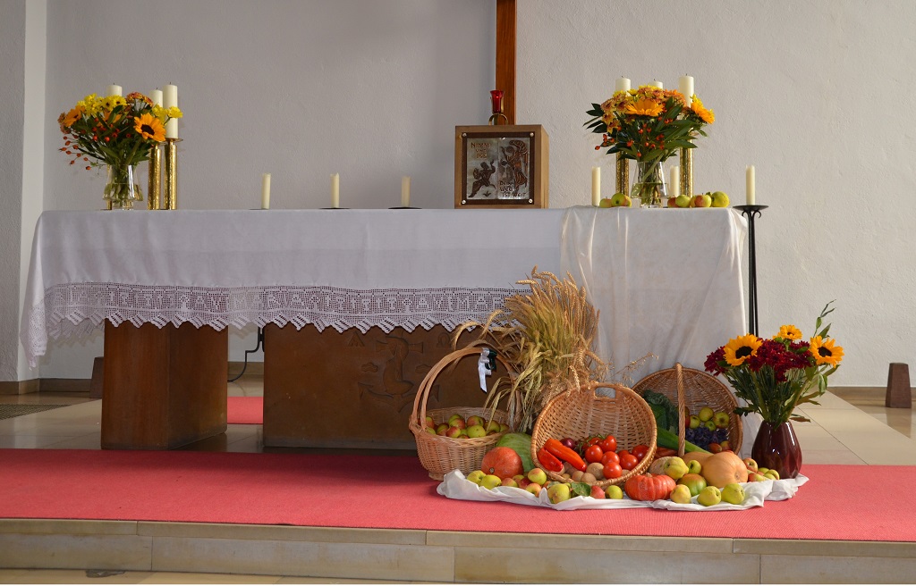 Altar in der Kirche St. Gottfried, geschmückt mit Obst und Gemüse zu Erntedank