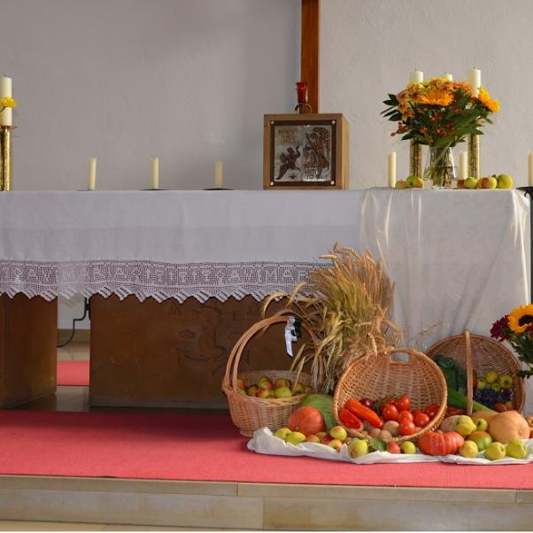 Altar in der Kirche St. Gottfried, geschmückt mit Obst und Gemüse zu Erntedank
