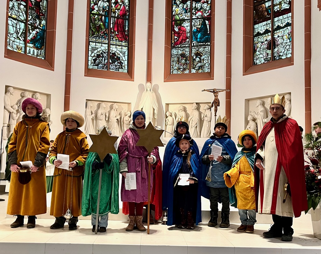 Sternsinger in der Kirche