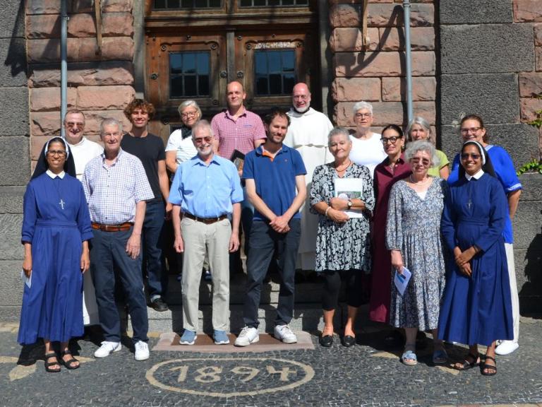 Eine Besuchergruppe aus 14 Personen steht im Innenhof der JVA Butzbach
