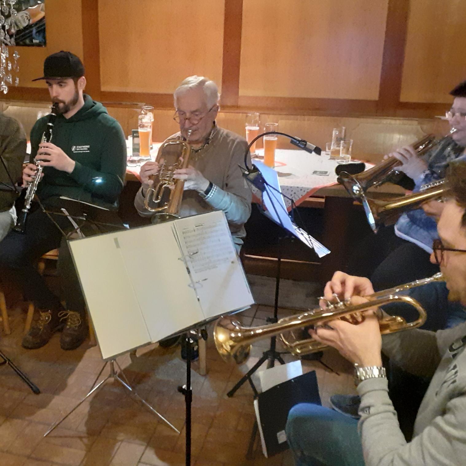 Musikantengruppe beim musizieren