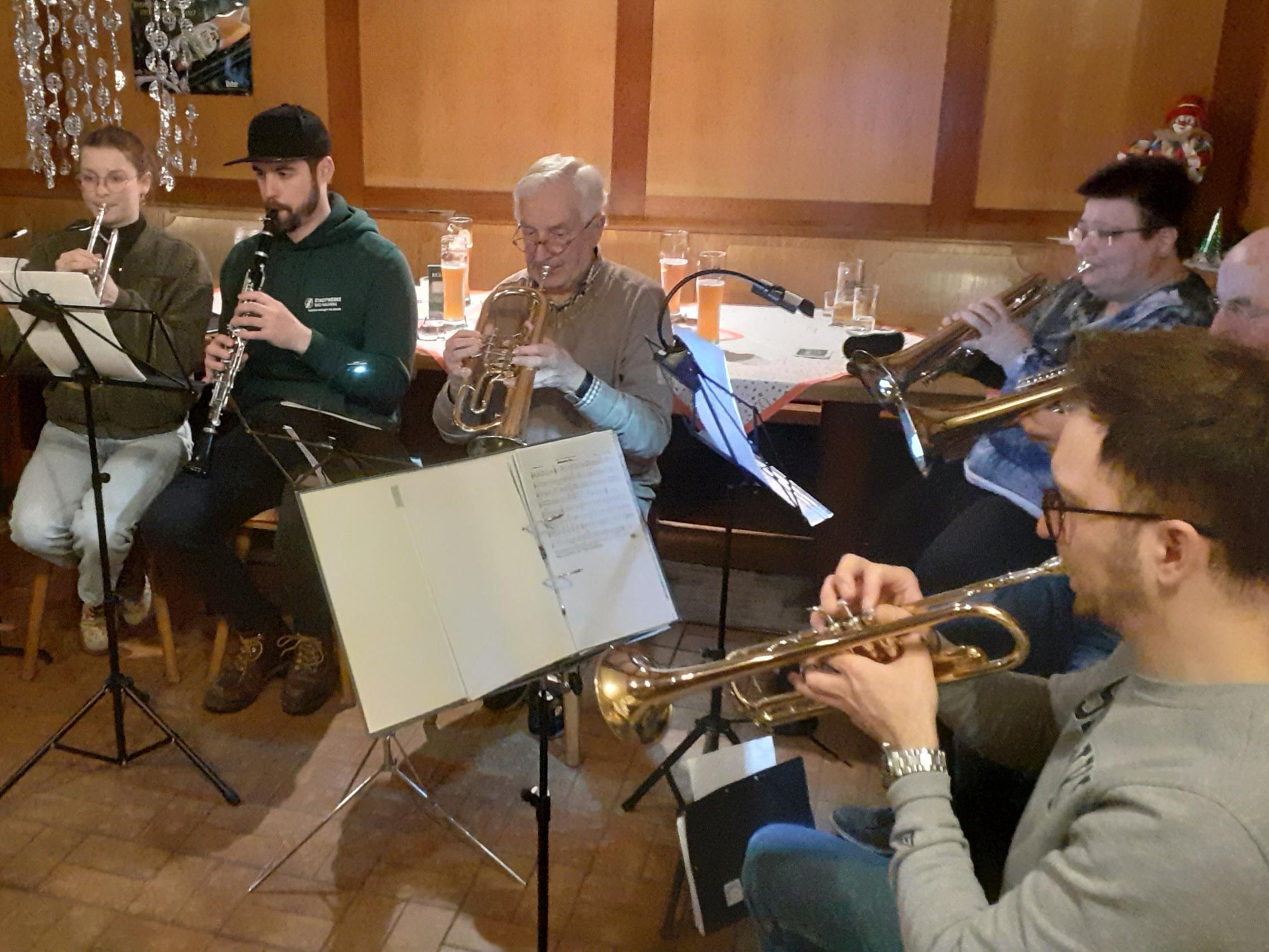 Musikantengruppe beim musizieren