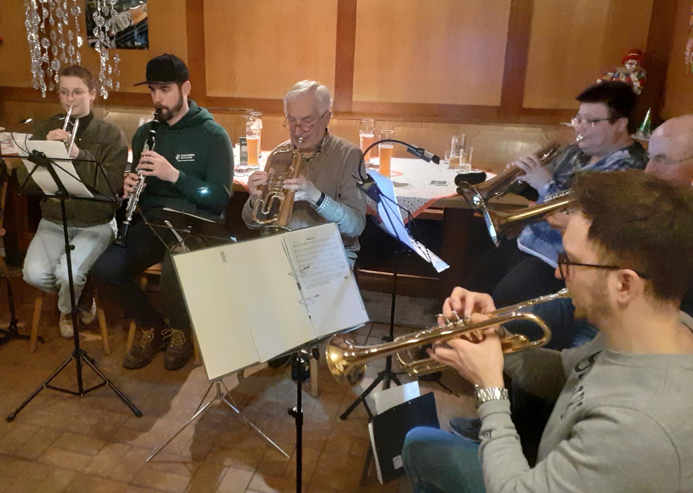 Musikantengruppe beim musizieren