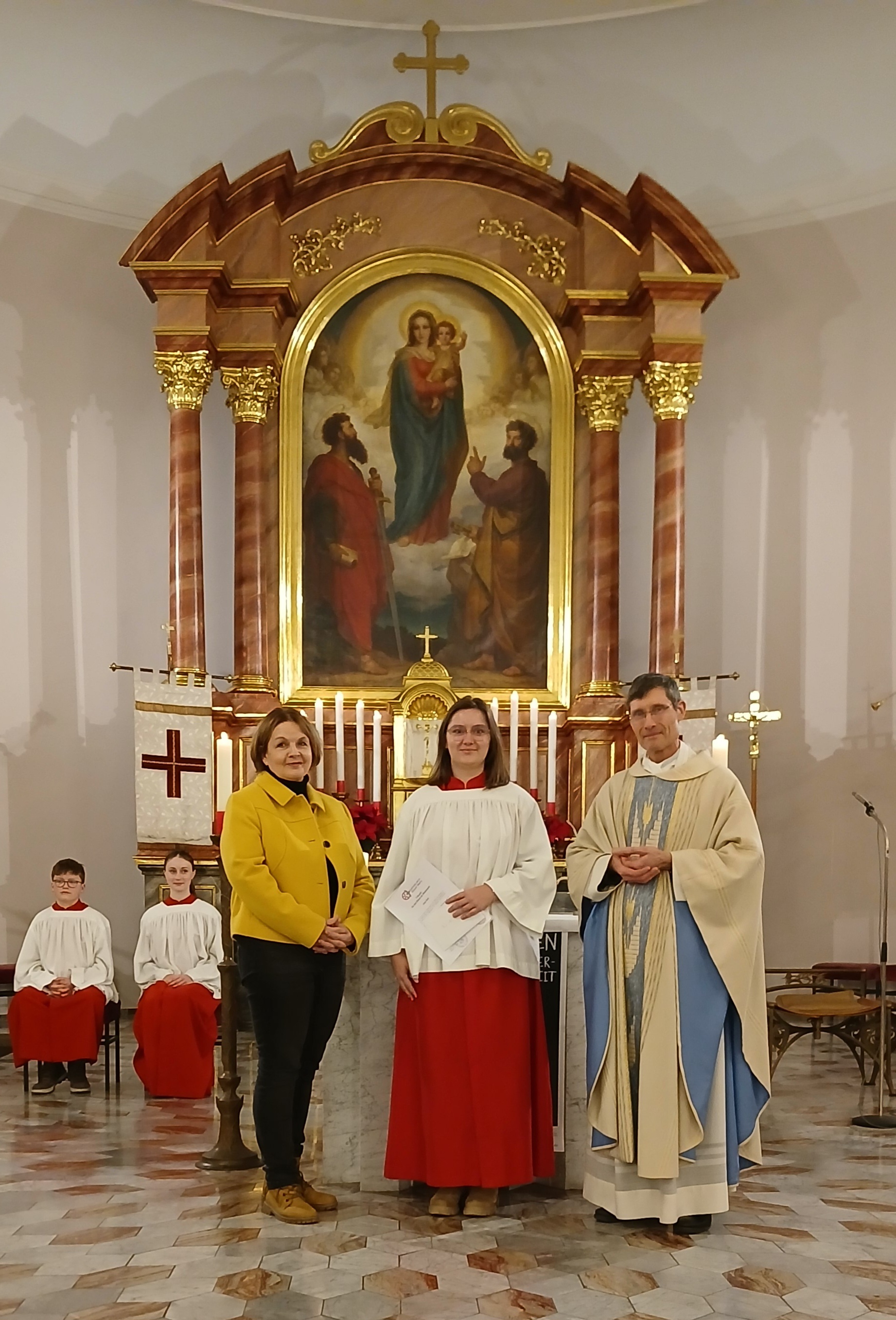v. l. Petra Fischer, Alicia Meiß u. Pfarrer Roßbach