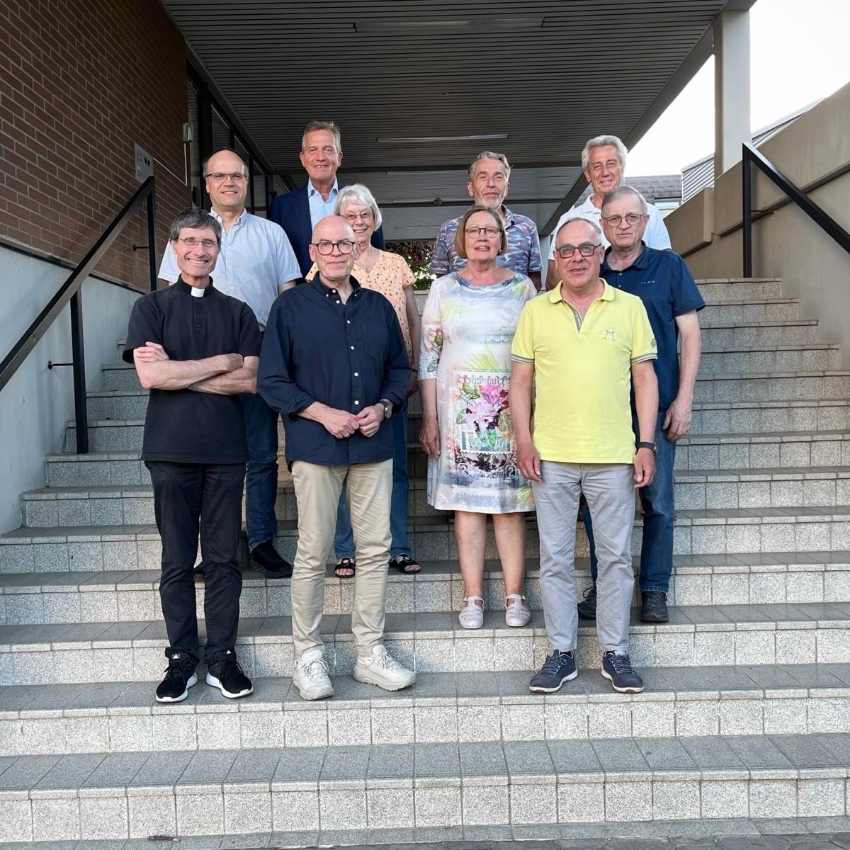 Der neue Verwaltungsrat (von links nach rechts): Pfarrer Tobias Roßbach, Burkhard Zillien, Michael Reuther, Christoph Theobald, Gabriele Händel, Dr. Maria Helena Möbs, Manfred Heil, Dr. Burkhard Künstler, Herbert Rack, Manfred Wetz. Es fehlen: Dr. Markus Lang, Markus Philipp.