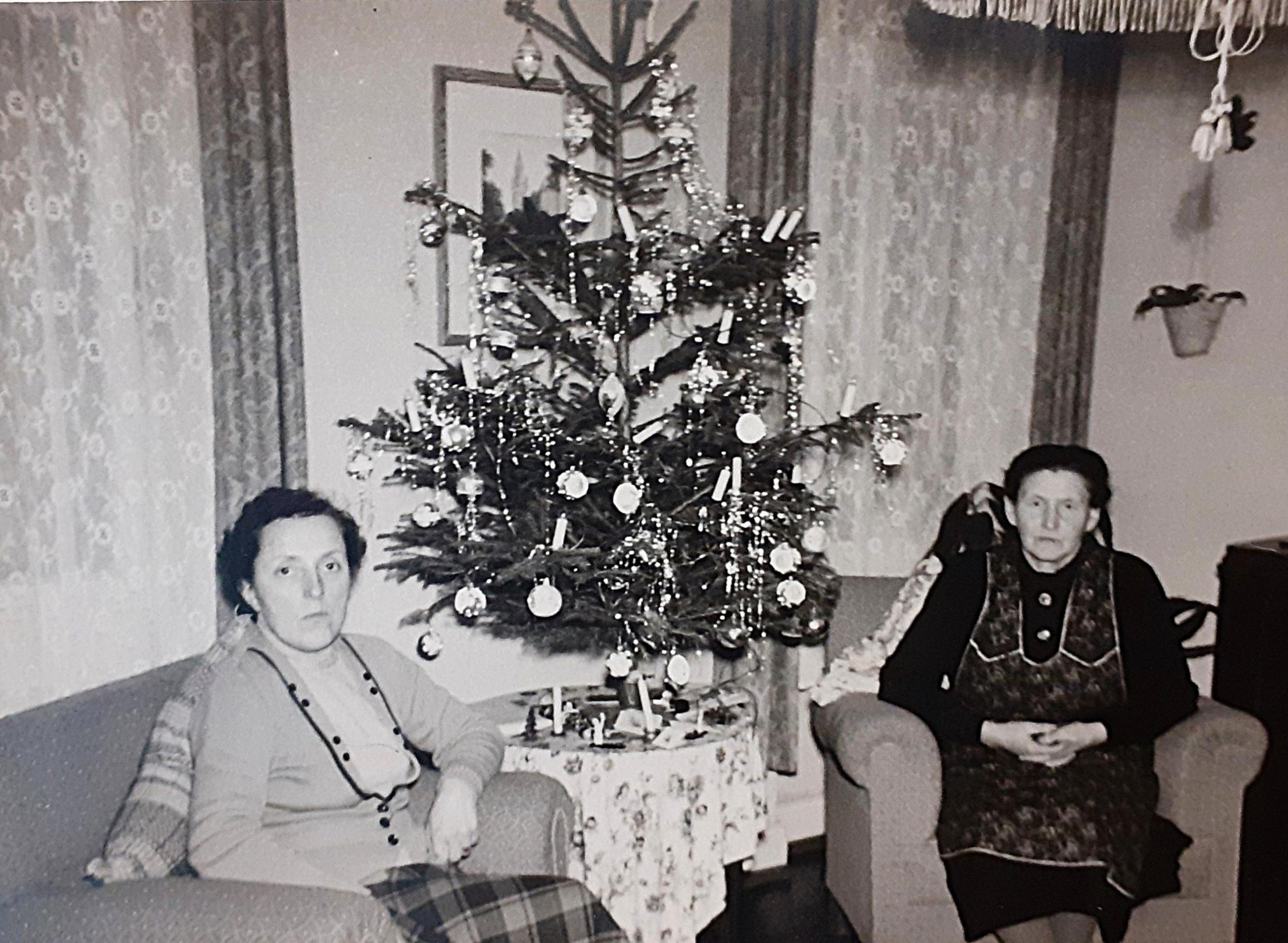 Weihnachten in den 1950er Jahren 2 Damen mit Christbaum