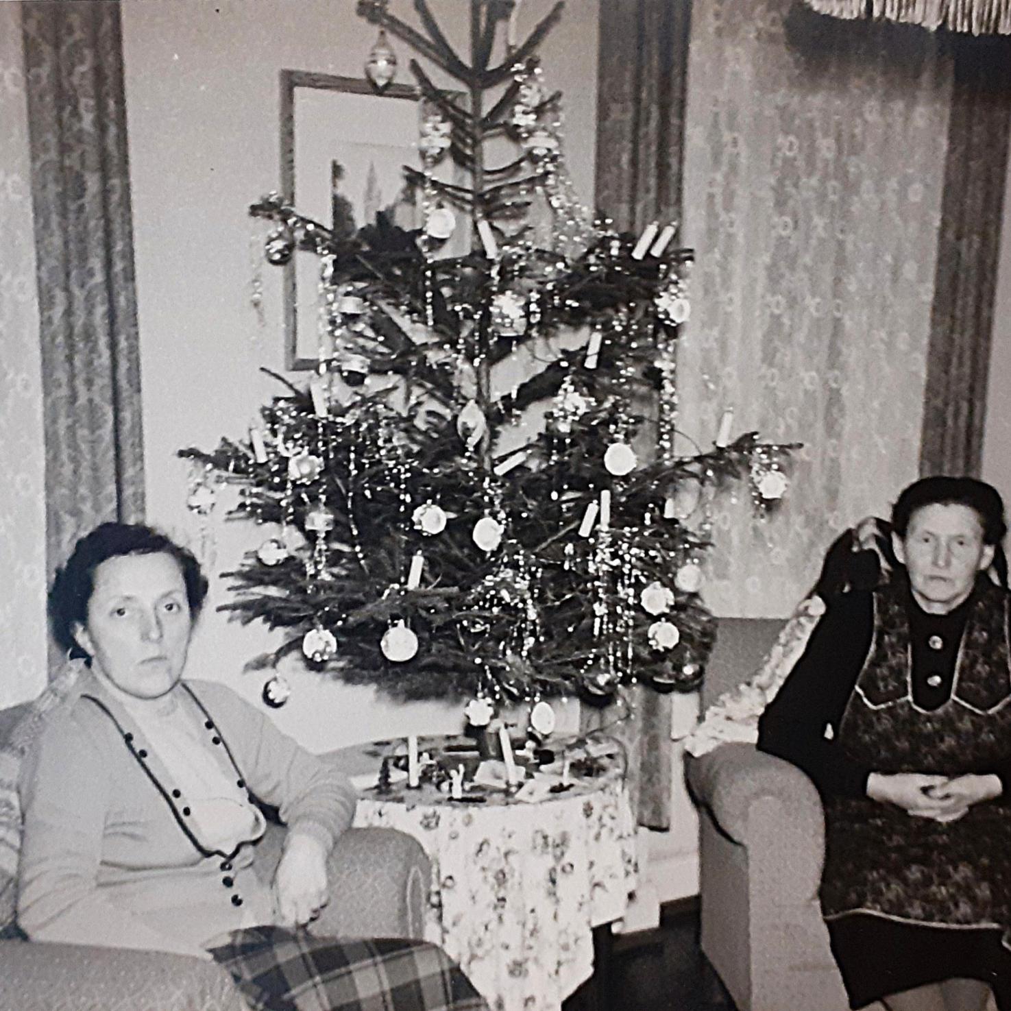 Weihnachten in den 1950er Jahren 2 Damen mit Christbaum