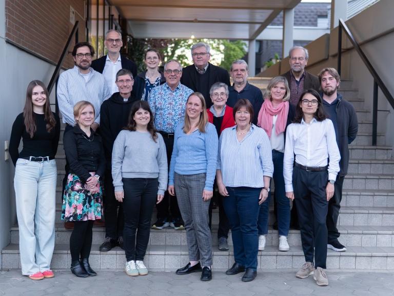 Der Pfarreirat Heiliger Bardo Wetterau-Nord (von links nach rechts): Luana Sulzbach (Jugendvertreterin), Benedikt Model (BU), Manuela Borkenhang (Verwaltungsleitung), Dr. Markus Lang (BN), Pfarrer Tobias Roßbach, Theresa Jung (Jugendvertreterin), Talisa Philipp (Gemeindereferentin), Dr. Burkhard Künstler (OP), Ann-Christin Hain (BN), Pfarrer David Rühl, Helga Fritz (OM), Heike Mühlenbruch (GA), Reiner Brandbeck (Gefängnisseelsorge), Martina Jantos (BU), Bernhard Dörr (Klinikseelsorge), Julius Ulowetz (RO), Patrick Wach (Koordinator). Es fehlen: Felix Welker (Jugendvertreter) und Markus Philipp (NM)