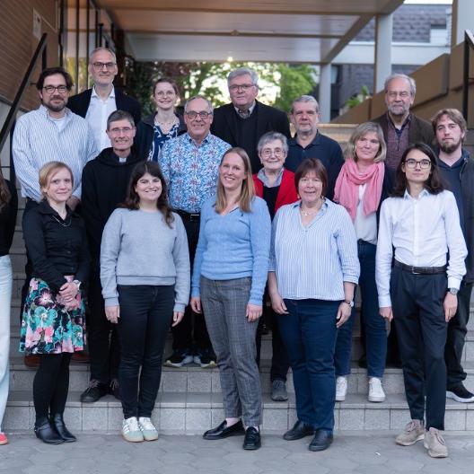 Der Pfarreirat Heiliger Bardo Wetterau-Nord (von links nach rechts): Luana Sulzbach (Jugendvertreterin), Benedikt Model (BU), Manuela Borkenhang (Verwaltungsleitung), Dr. Markus Lang (BN), Pfarrer Tobias Roßbach, Theresa Jung (Jugendvertreterin), Talisa Philipp (Gemeindereferentin), Dr. Burkhard Künstler (OP), Ann-Christin Hain (BN), Pfarrer David Rühl, Helga Fritz (OM), Heike Mühlenbruch (GA), Reiner Brandbeck (Gefängnisseelsorge), Martina Jantos (BU), Bernhard Dörr (Klinikseelsorge), Julius Ulowetz (RO), Patrick Wach (Koordinator). Es fehlen: Felix Welker (Jugendvertreter) und Markus Philipp (NM)