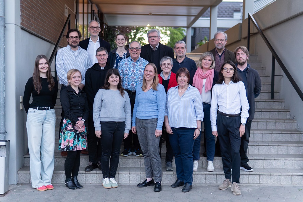 Der Pfarreirat Heiliger Bardo Wetterau-Nord (von links nach rechts): Luana Sulzbach (Jugendvertreterin), Benedikt Model (BU), Manuela Borkenhang (Verwaltungsleitung), Dr. Markus Lang (BN), Pfarrer Tobias Roßbach, Theresa Jung (Jugendvertreterin), Talisa Philipp (Gemeindereferentin), Dr. Burkhard Künstler (OP), Ann-Christin Hain (BN), Pfarrer David Rühl, Helga Fritz (OM), Heike Mühlenbruch (GA), Reiner Brandbeck (Gefängnisseelsorge), Martina Jantos (BU), Bernhard Dörr (Klinikseelsorge), Julius Ulowetz (RO), Patrick Wach (Koordinator). Es fehlen: Felix Welker (Jugendvertreter) und Markus Philipp (NM)