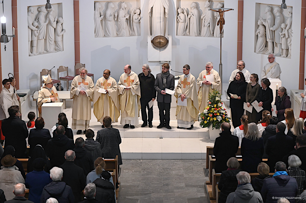 Bischof Kohlgraf wünscht den offiziell benannten Mitarbeitenden der neuen Pfarrei Gottes Segen.