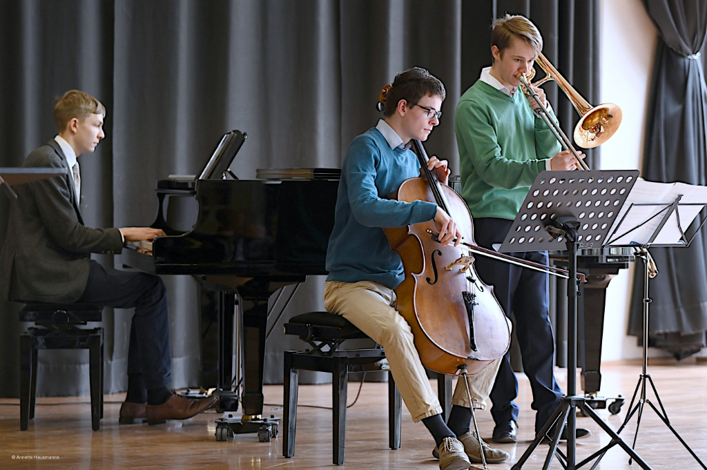 Kammermusiktrio mit Klavir, Cello und Posaune beim Konzert.