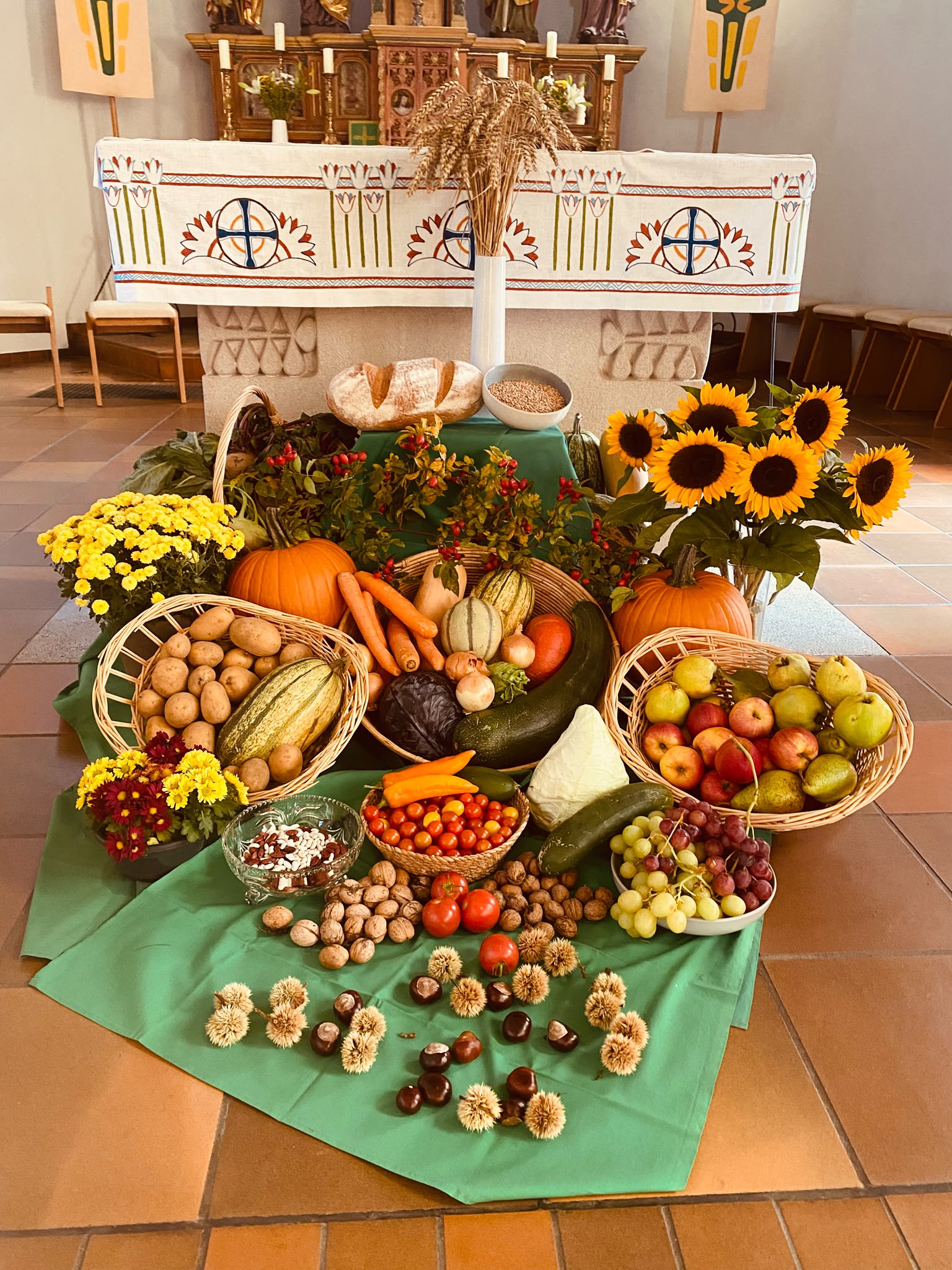 Dankbar für die Gaben der Ernte - Altar in Oppershofen
