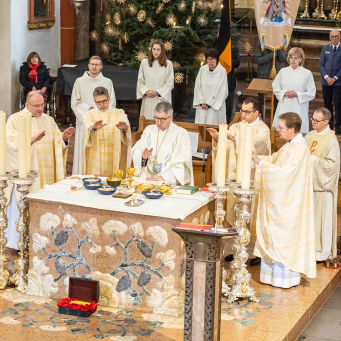 Foto vom Gründungsgottesdienst unserer Pfarrei: Altarraum mit Pastoralteam