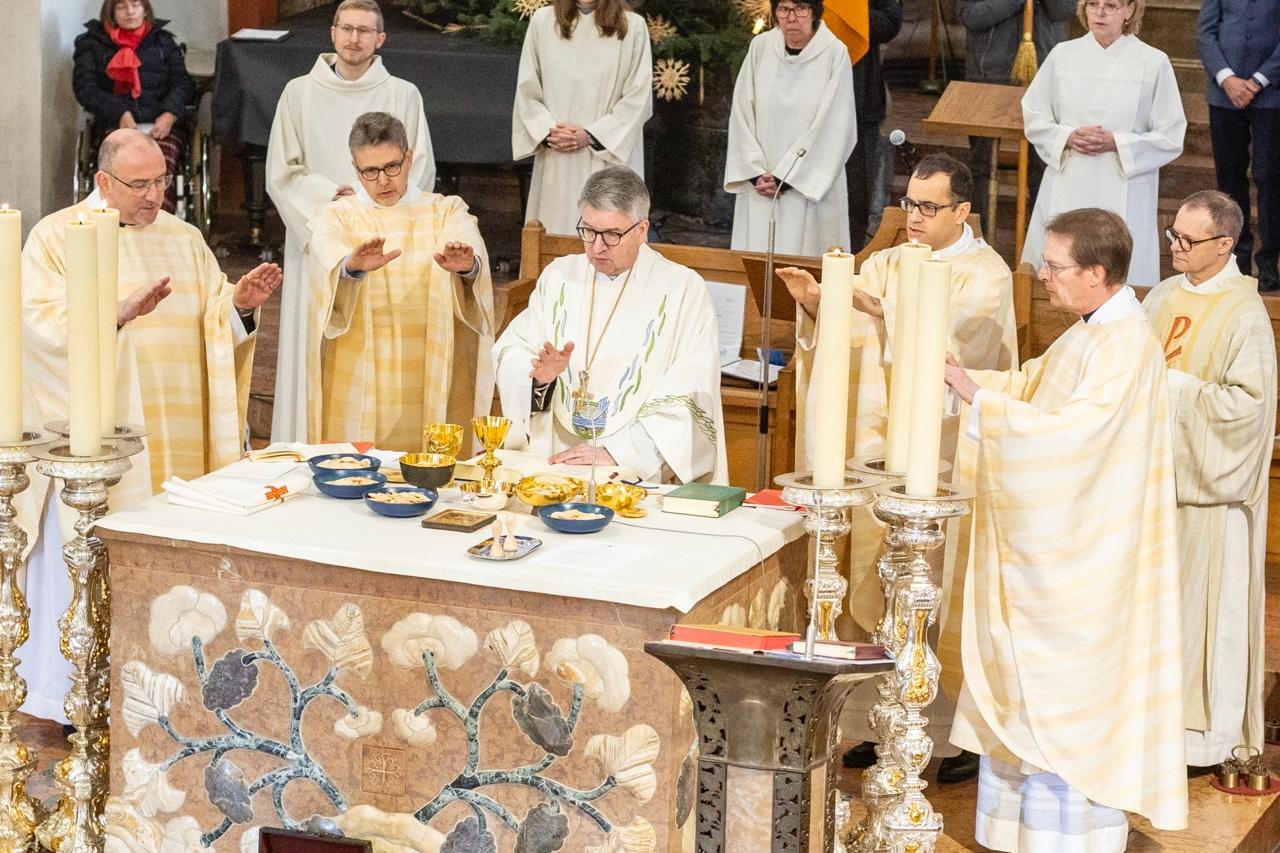 Foto vom Gründungsgottesdienst unserer Pfarrei: Altarraum mit Pastoralteam