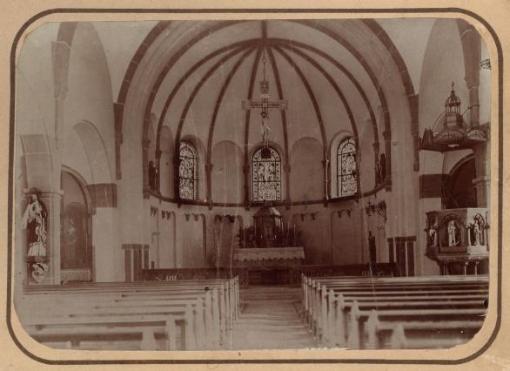 Innenansicht 1901 mit Altar aus der Simultankirche.