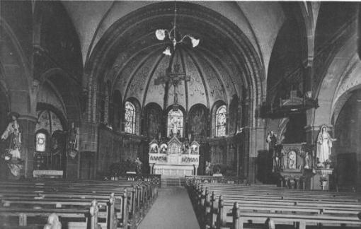 Innenansicht 1908 mit neuem Altar und Wandmalerei.