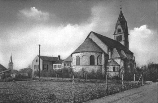 Südost-Seite der Kirche 1936 mit angebautem Pfarrhaus (links).