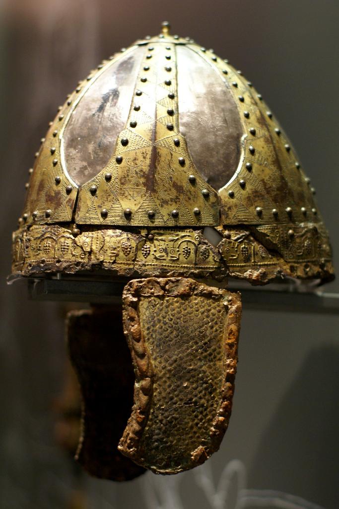 Spangenhelm mit Wangenklappen aus dem Fürstengrab von Planig. Bronze vergoldet, ca. 520 n.Chr.