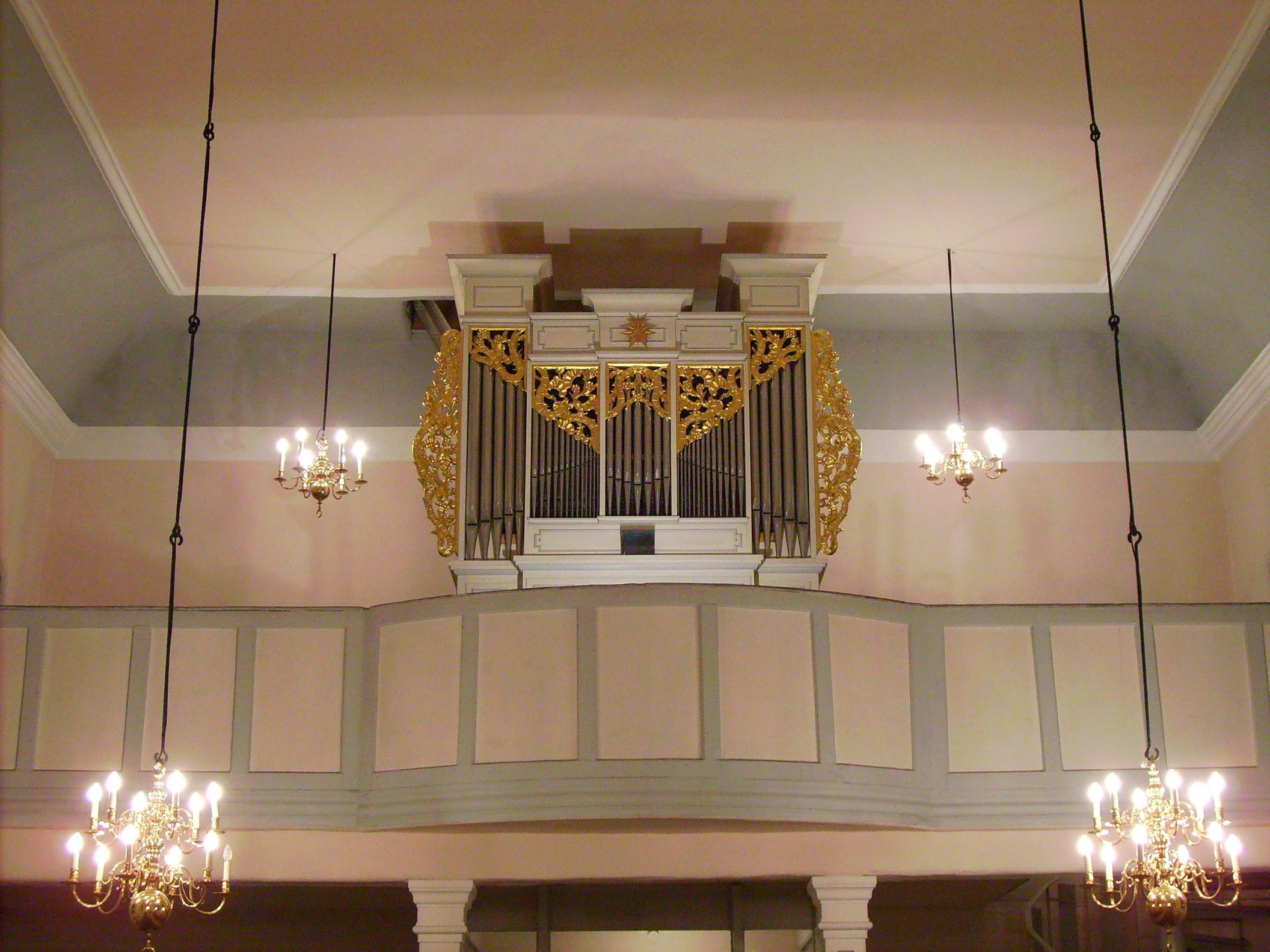 Empore und Orgel über dem Eingang