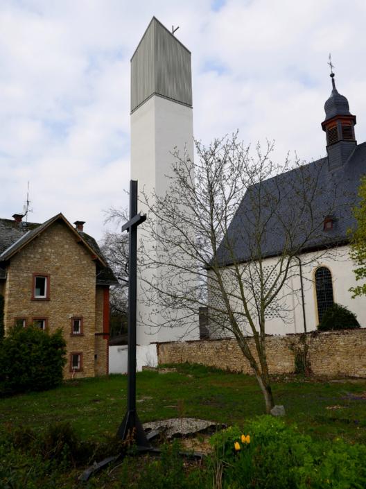 Ober-Ingelheim St. Michael - neuer Kirchturm mit dem alten Kirchturmkreuz im Vordergrund