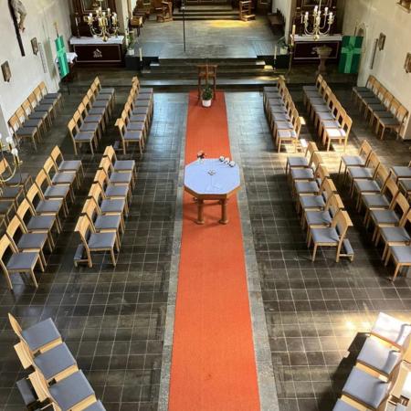 Kirche St-Michael Ober-Ingelheim Foto Kirchenraum mit neuer Bestuhlung