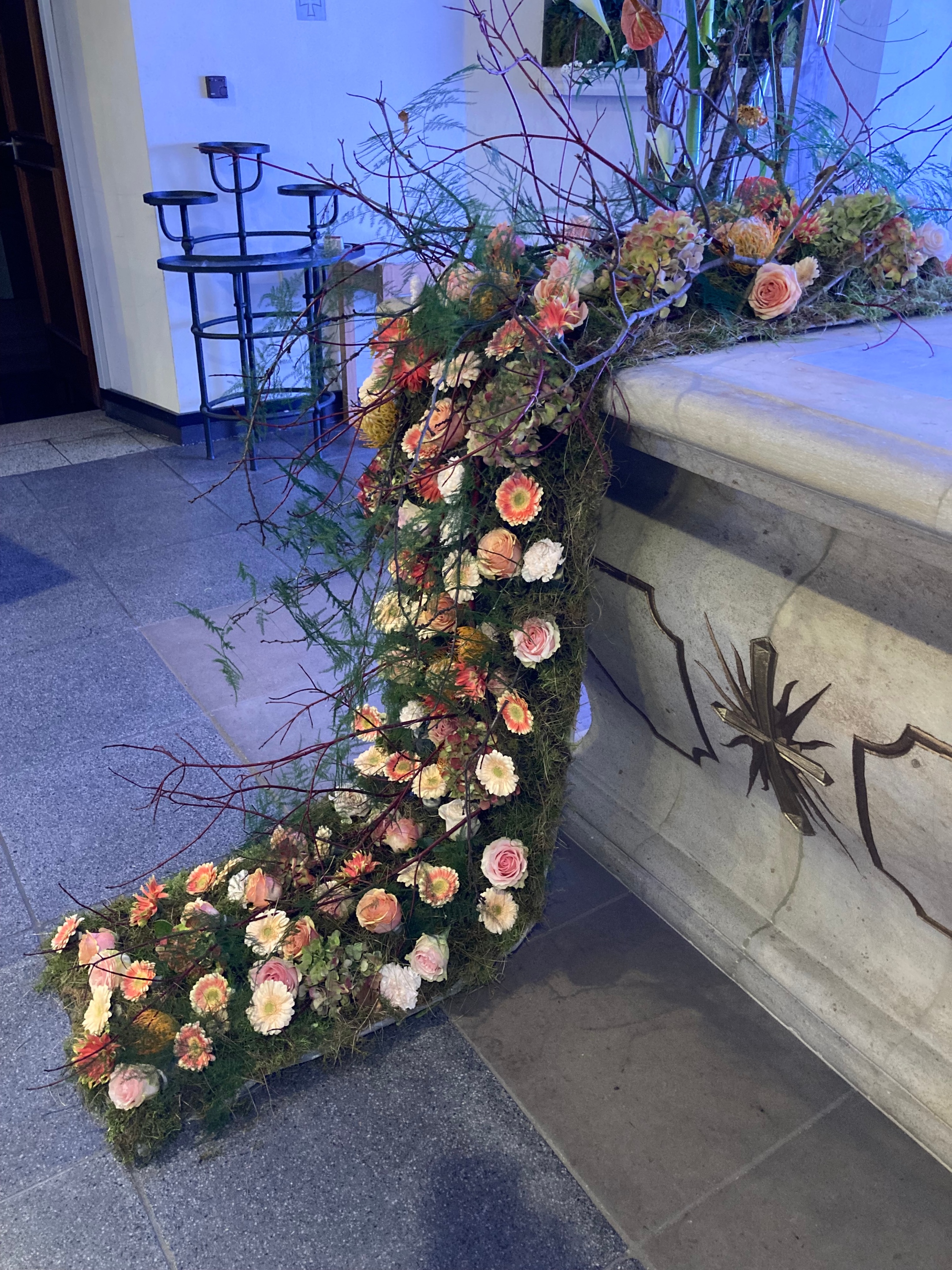 In der Medienkirche in Sporkenheim sind Werkstücke aus dem Floristikkurses der FlowerArt Academy zu sehen.