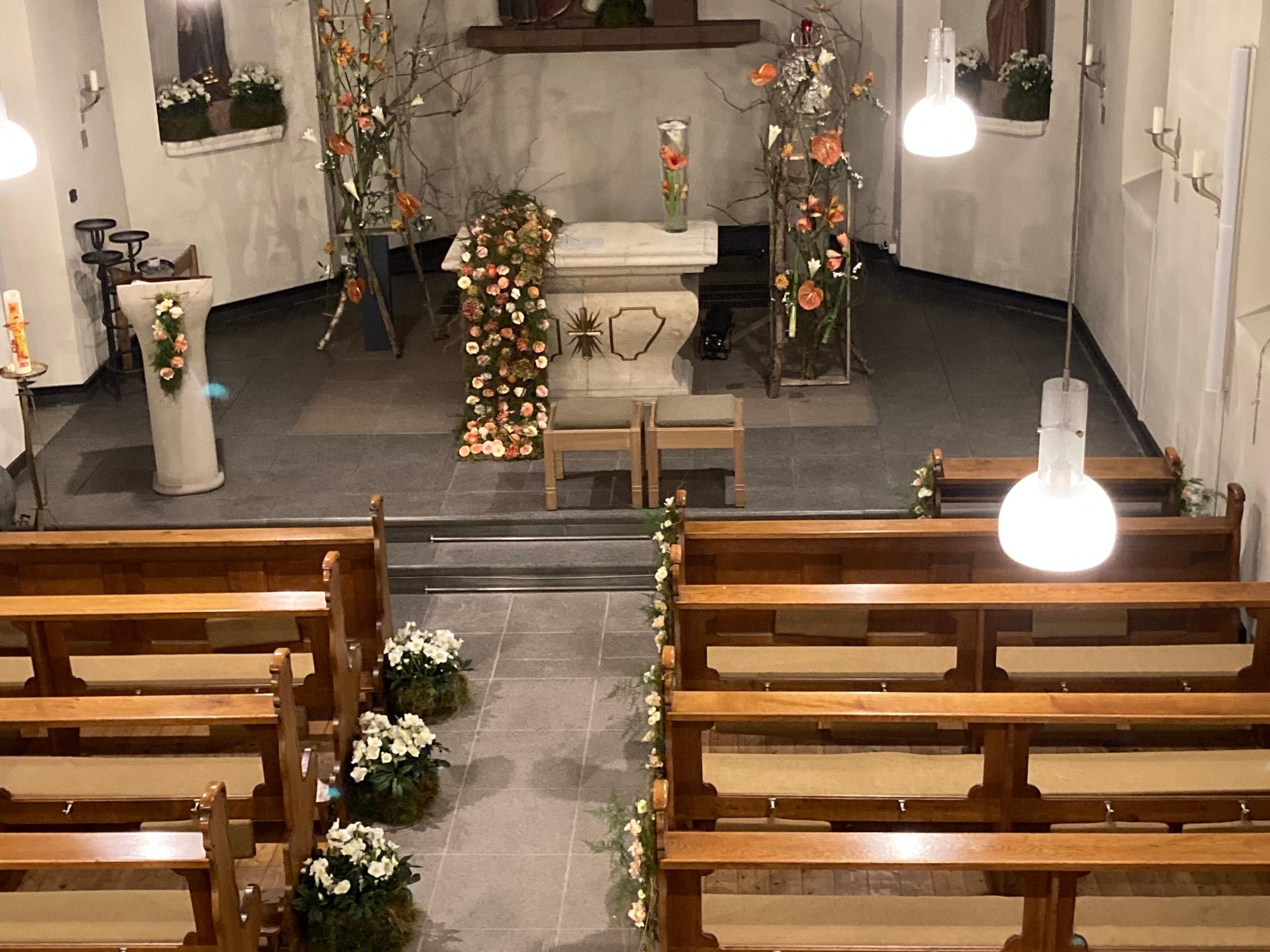 In der Medienkirche in Sporkenheim sind Werkstücke aus dem Floristikkurses der FlowerArt Academy zu sehen.