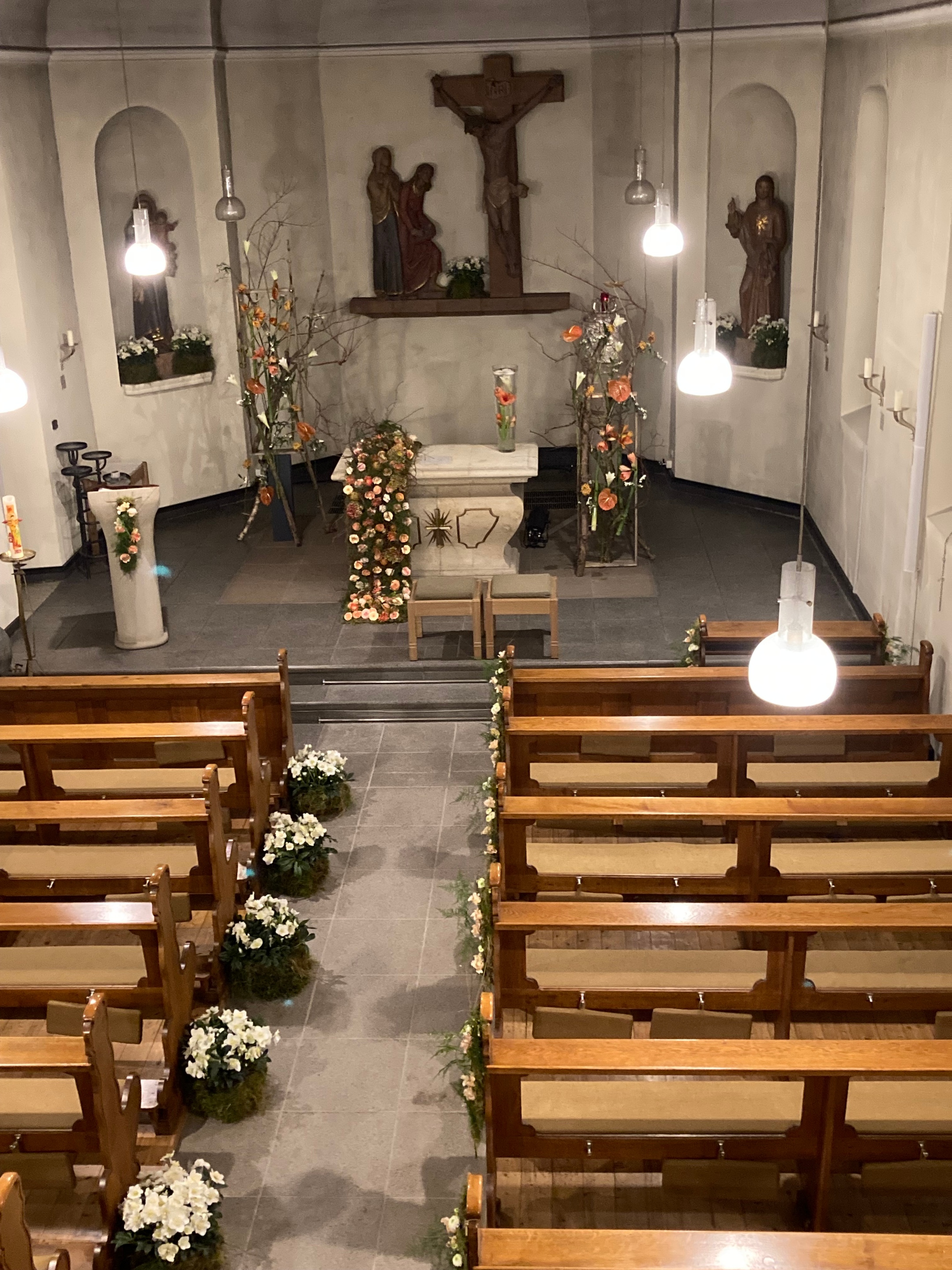 In der Medienkirche in Sporkenheim sind Werkstücke aus dem Floristikkurses der FlowerArt Academy zu sehen.