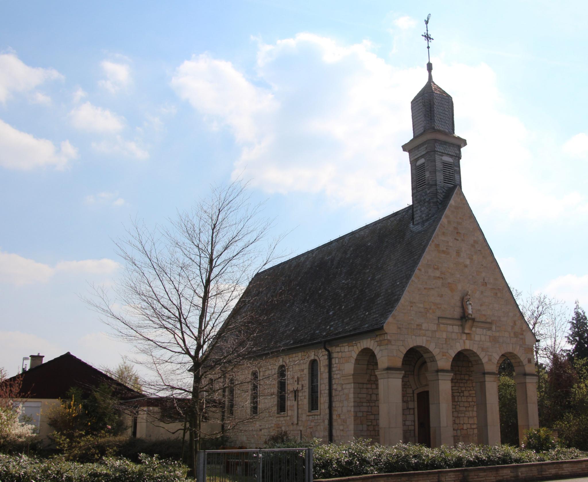 Sporkenheim St. Marien - Kirche von außen mit Wolken und blauem Himmel