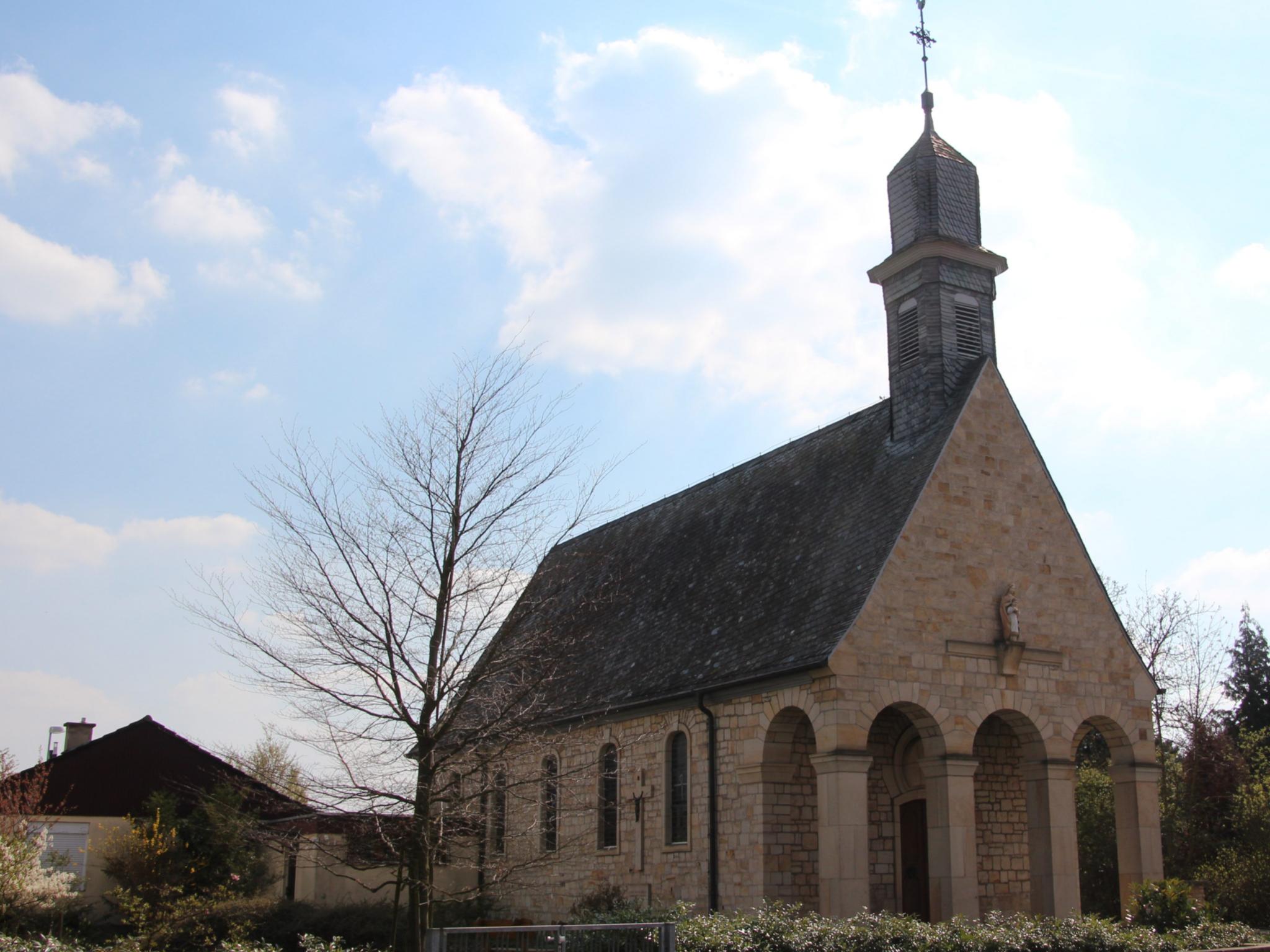 Sporkenheim St. Marien - Kirche von außen mit Wolken und blauem Himmel