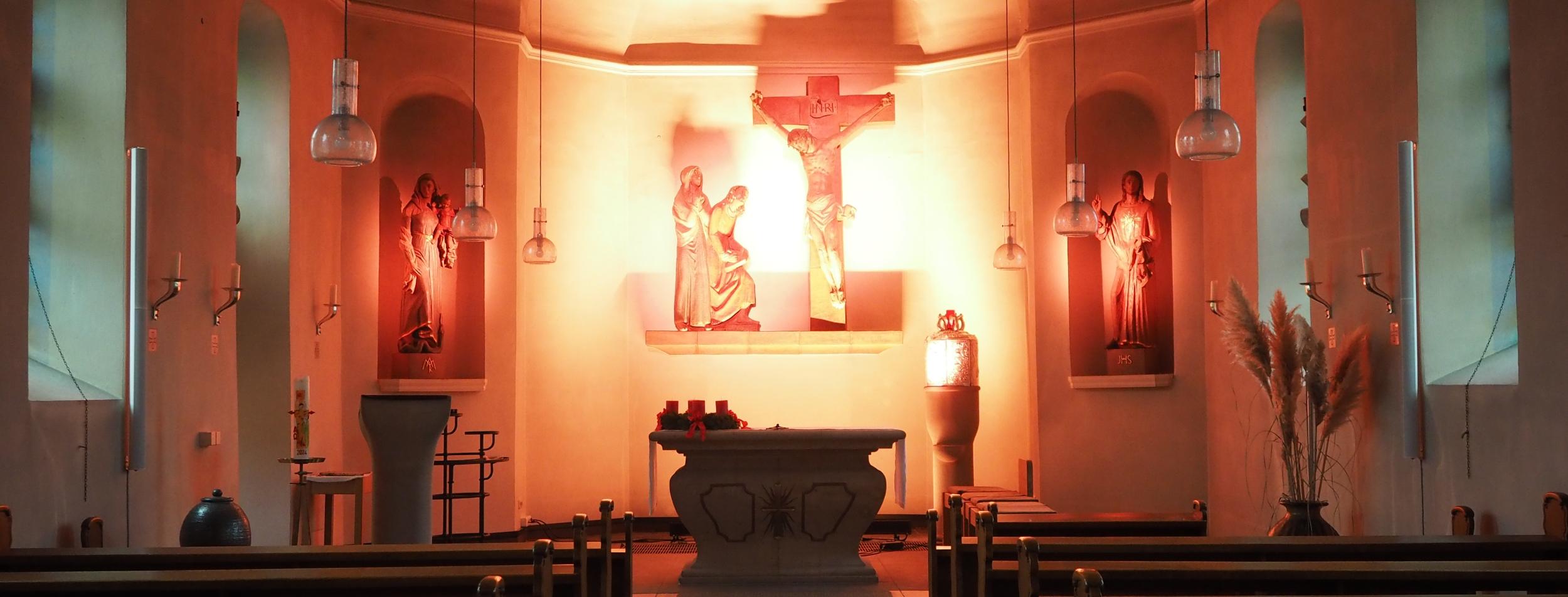 Blick in den gesamten Kirchraum, Altarraum in helles Licht getaucht.