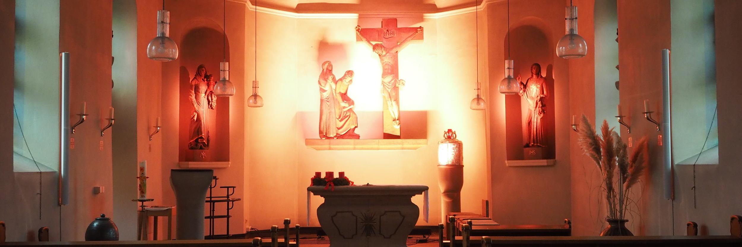 Blick in den gesamten Kirchraum, Altarraum in helles Licht getaucht.