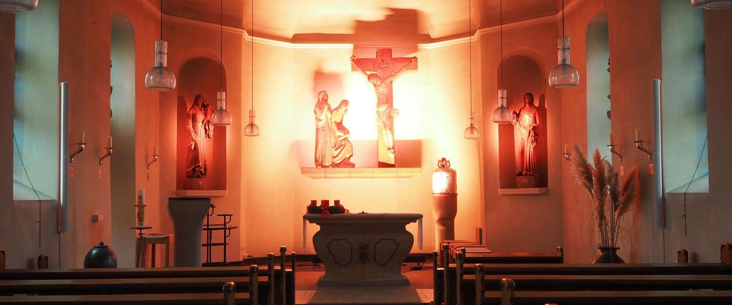 Blick in den gesamten Kirchraum, Altarraum in helles Licht getaucht.