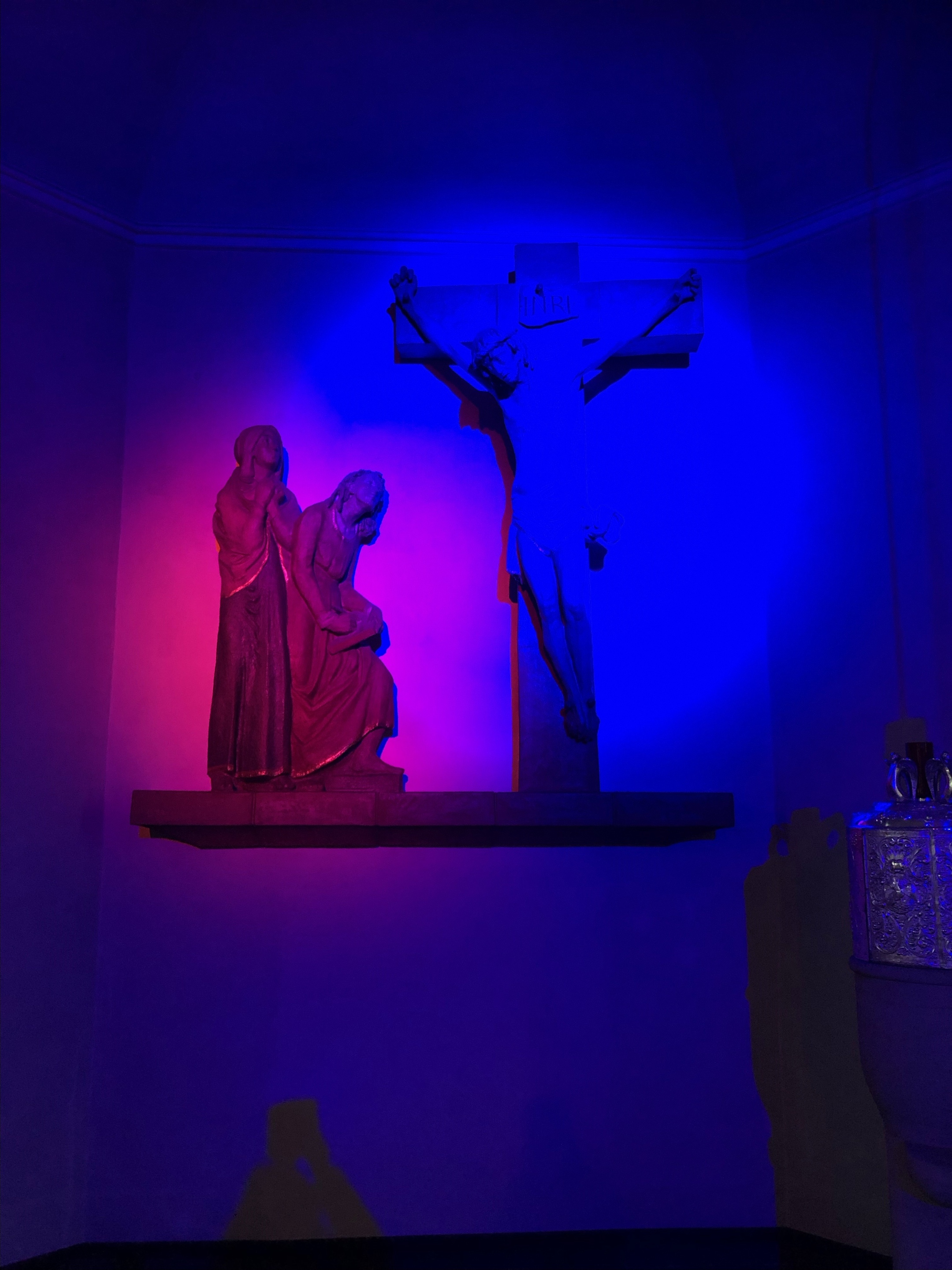 Die Pieta ist violett angestrahlt.