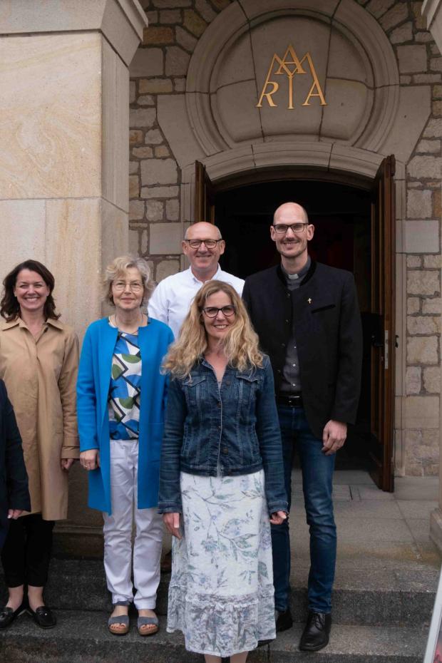 von links: Dr. Brigitte Lob, Stephanie Rieth, Eveline Breyer, Barbara Holtmann, Siegfried Schmidt, Christine Wüst-Rocktäschel, Pfr. Christian Feuerstein