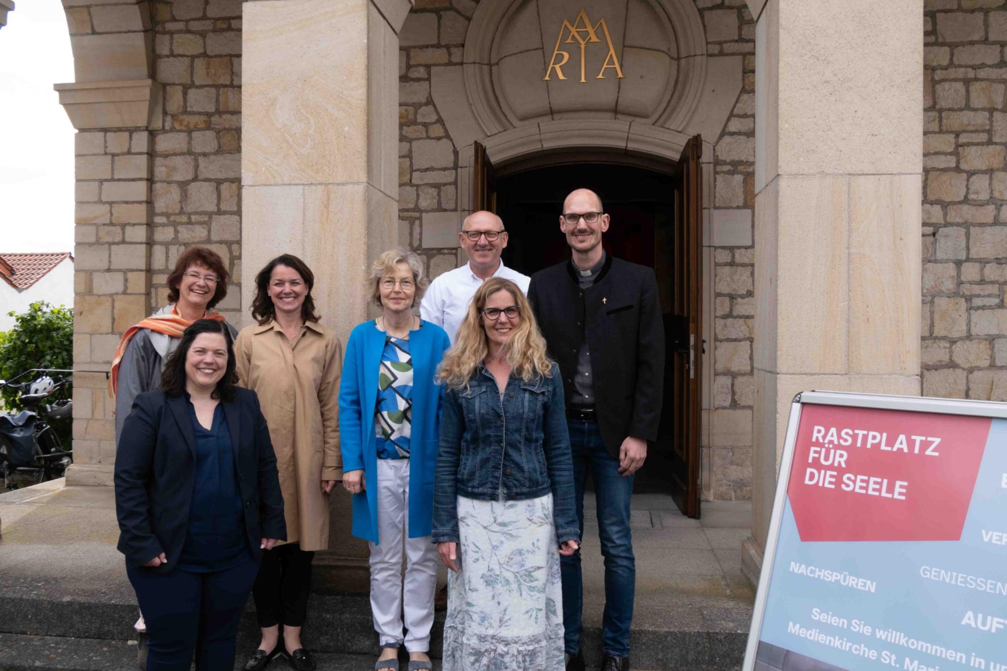 von links: Dr. Brigitte Lob, Stephanie Rieth, Eveline Breyer, Barbara Holtmann, Siegfried Schmidt, Christine Wüst-Rocktäschel, Christian Feuerstein