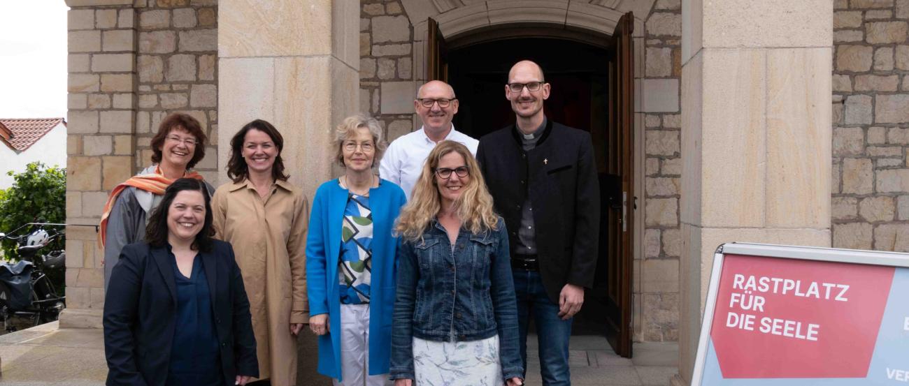 von links: Dr. Brigitte Lob, Stephanie Rieth, Eveline Breyer, Barbara Holtmann, Siegfried Schmidt, Christine Wüst-Rocktäschel, Pfr. Christian Feuerstein