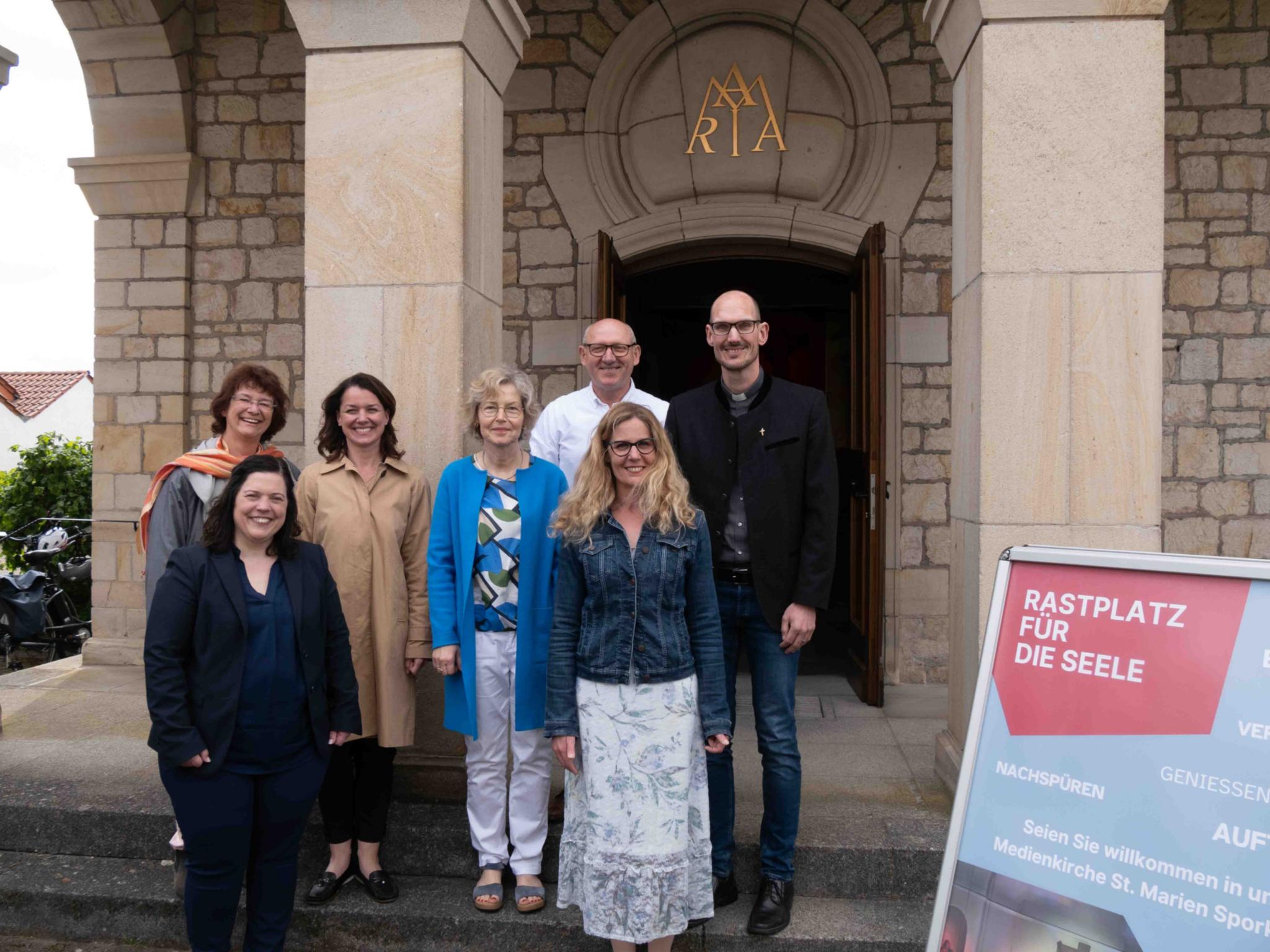 von links: Dr. Brigitte Lob, Stephanie Rieth, Eveline Breyer, Barbara Holtmann, Siegfried Schmidt, Christine Wüst-Rocktäschel, Pfr. Christian Feuerstein