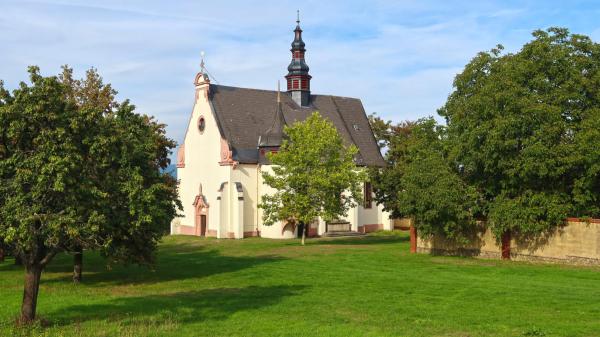 Barocke Laurenziberg Wallfahrtskirche mitten im Grünen