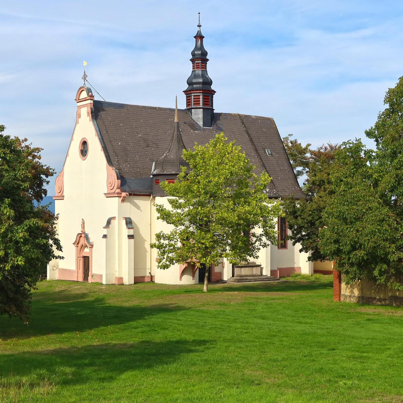 Barocke Laurenziberg Wallfahrtskirche mitten im Grünen