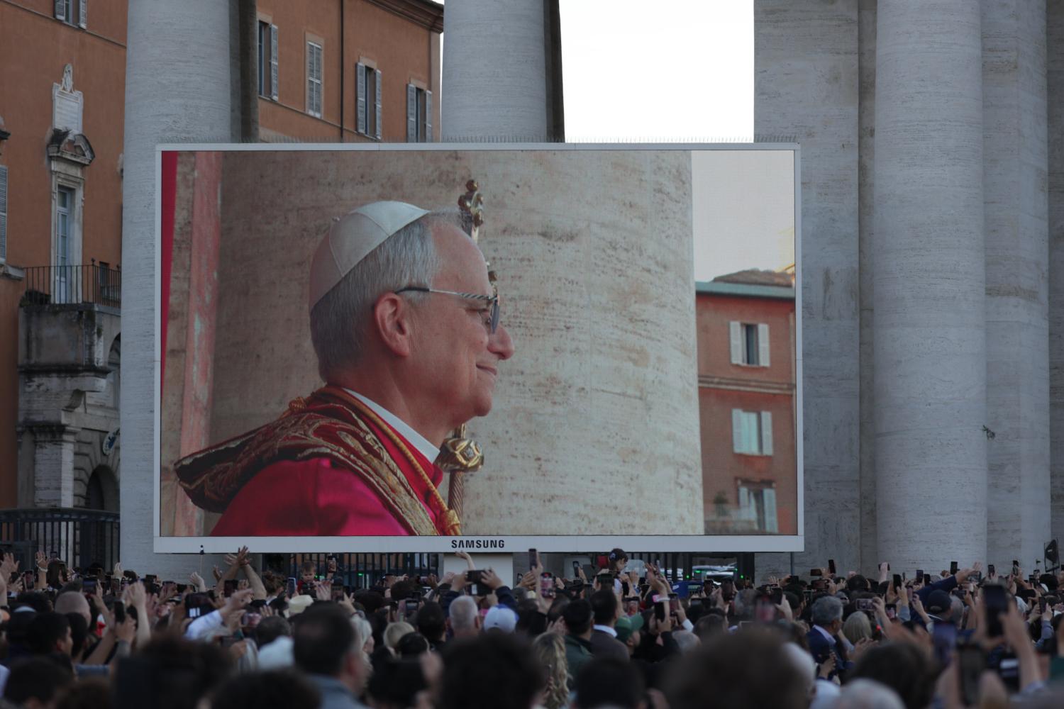 Der neu gewählte Papst Leo XIV. stellt sich den Gläubigen auf dem Petersplatz vor.