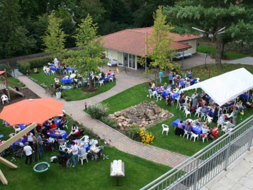Luftbild von einem früheren Fest im Außengelände des Haus St. Martin