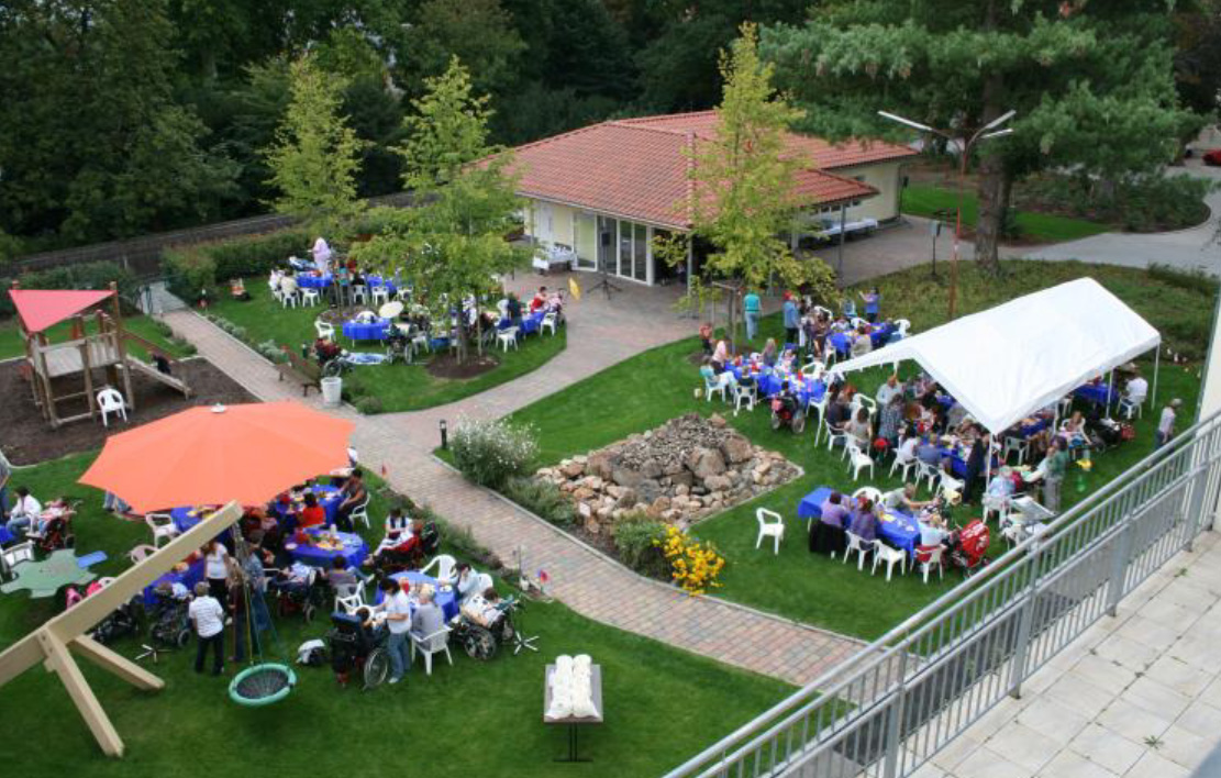Luftbild von einem früheren Fest im Außengelände des Haus St. Martin